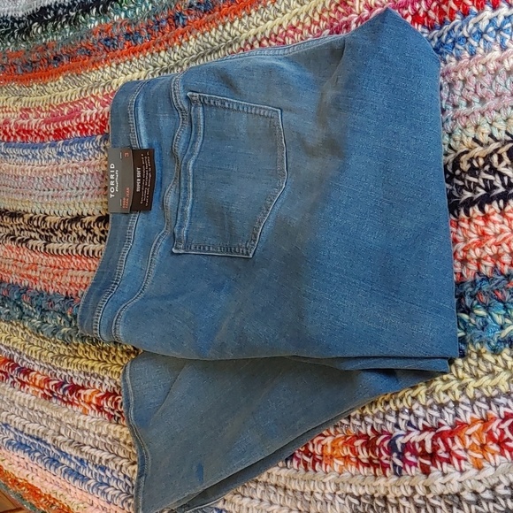 💚NWT TORRID CROP LEAN JEAN - Picture 1 of 9